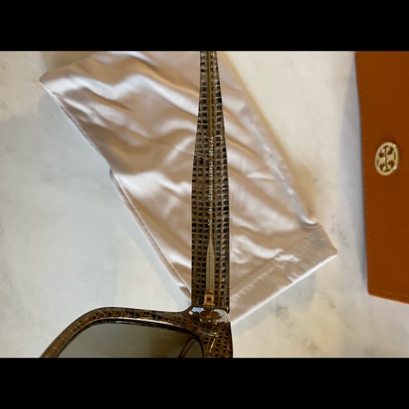 Tory Burch Sunglasses Black Crystal on Raffia w/ Smoke Gradient - Picture 4 of 8